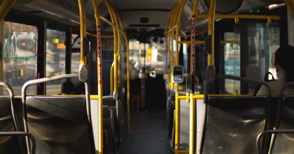 O femeie din Iasi a obtinut o despagubire majora pentru ca si-a rupt mana in autobuz